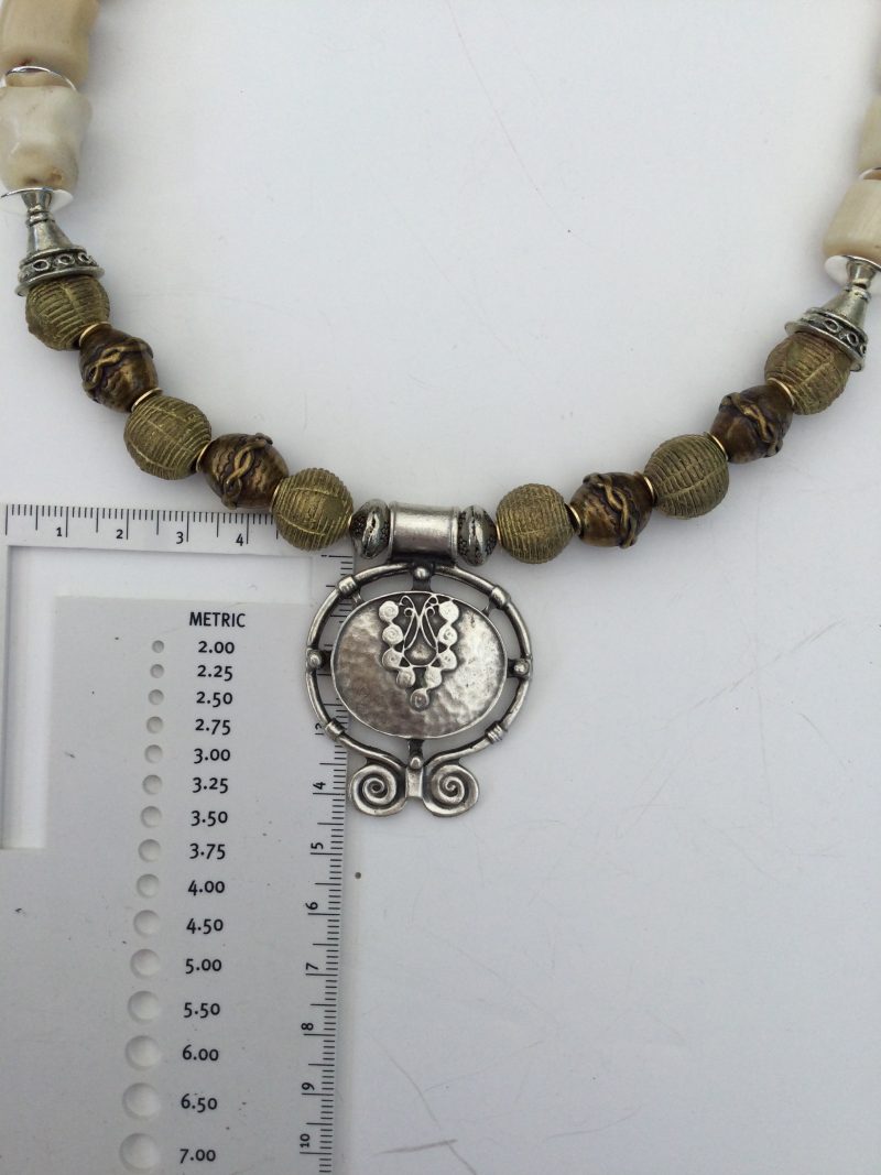 Cream coral and metallic necklace and bracelet