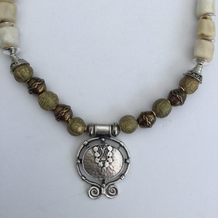 Cream coral and metallic necklace and bracelet