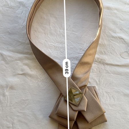Elegant pendant accessory adorned with a mother pearl and wood and brooch