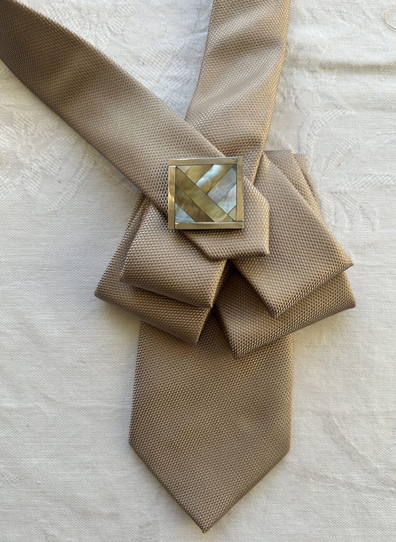 Elegant pendant accessory adorned with a mother pearl and wood and brooch