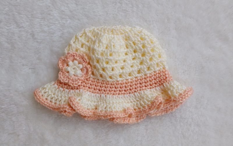 Crochet Peach and Cream Summer Hat with a Ruffle Brim and a Flower Decoration – Sizes New Baby through to Toddler