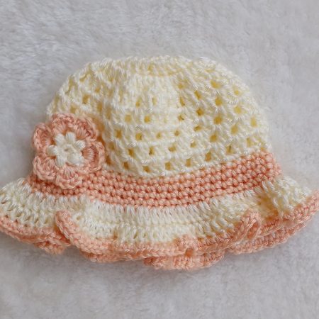 Crochet Peach and Cream Summer Hat with a Ruffle Brim and a Flower Decoration – Sizes New Baby through to Toddler (Copy)