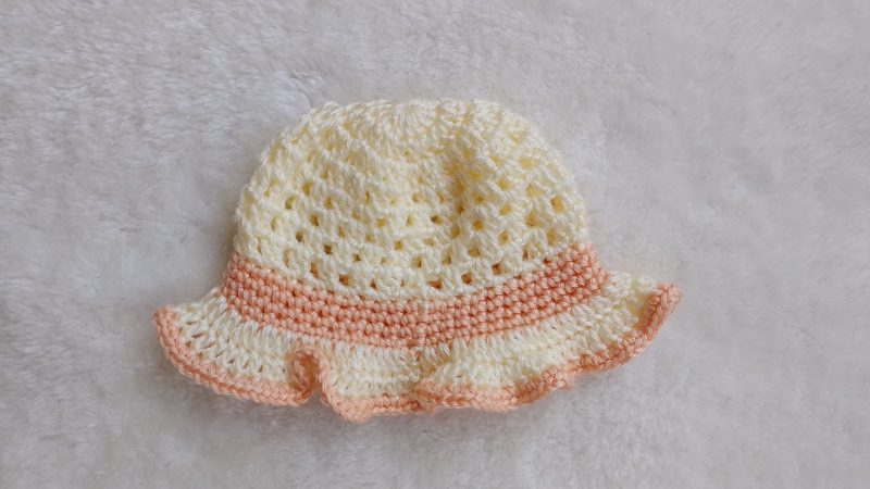 Crochet Peach and Cream Summer Hat with a Ruffle Brim and a Flower Decoration – Sizes New Baby through to Toddler