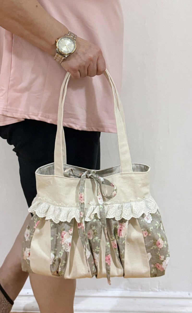 Vintage tote bag with vintage automatic hairpin