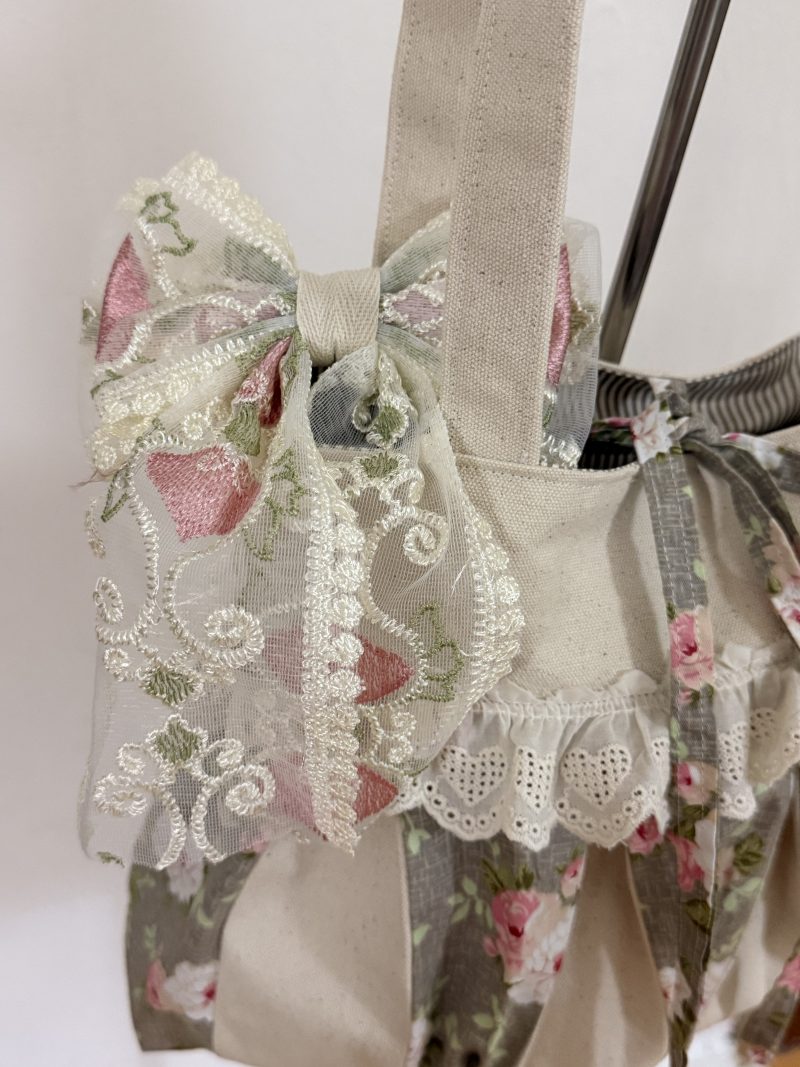 Vintage tote bag with vintage automatic hairpin