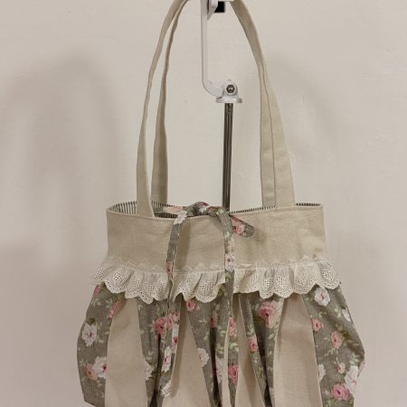 Vintage tote bag with vintage automatic hairpin