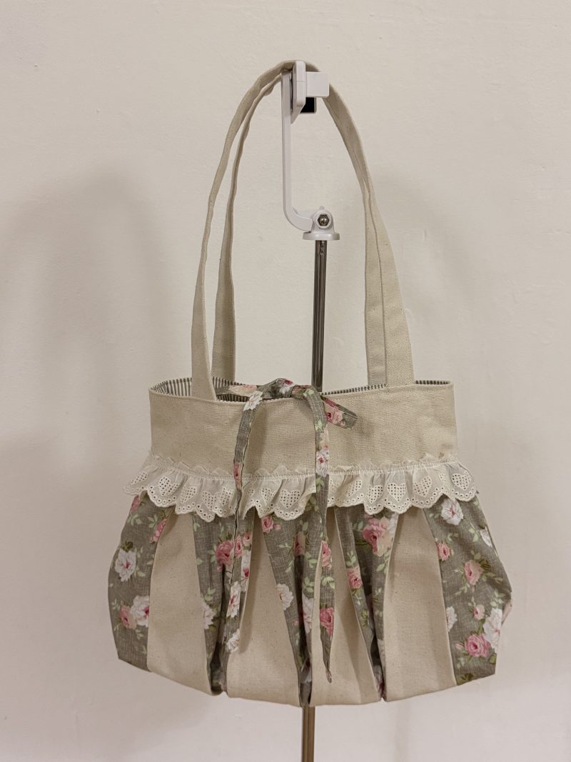 Vintage tote bag with vintage automatic hairpin