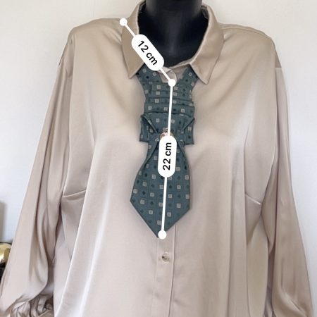 Pendant Elegant dark green patterned silk tie accessory adorned with a golden brooch