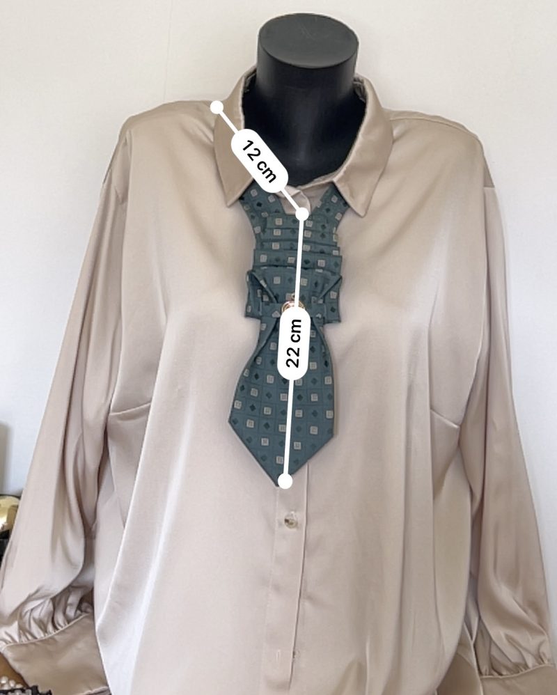 Pendant Elegant dark green patterned silk tie accessory adorned with a golden brooch