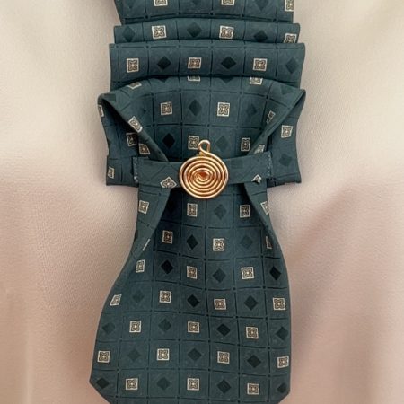 Pendant Elegant dark green patterned silk tie accessory adorned with a golden brooch