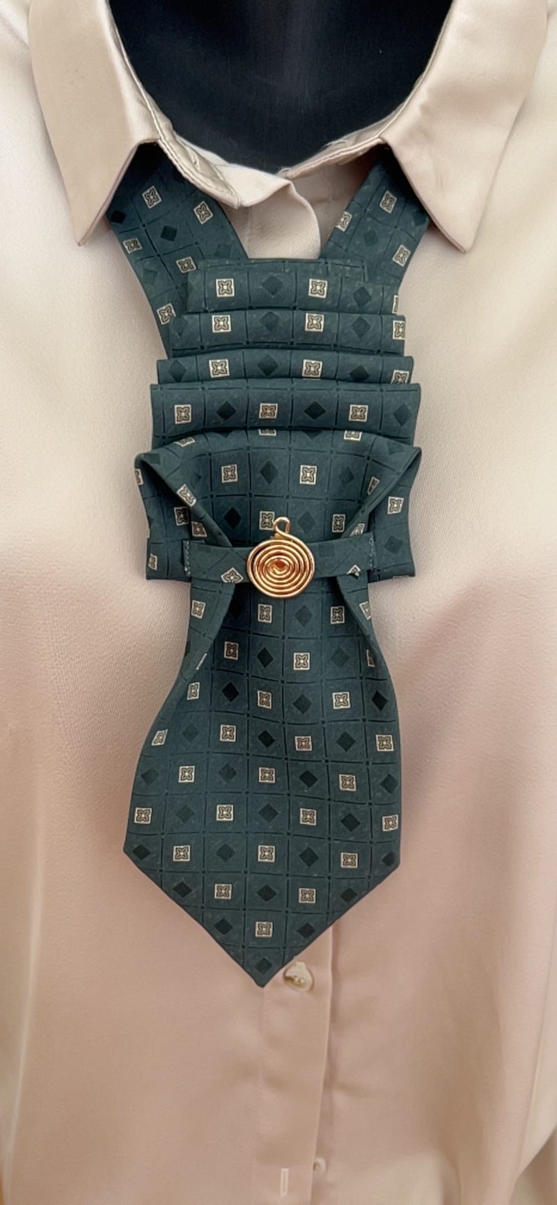 Pendant Elegant dark green patterned silk tie accessory adorned with a golden brooch