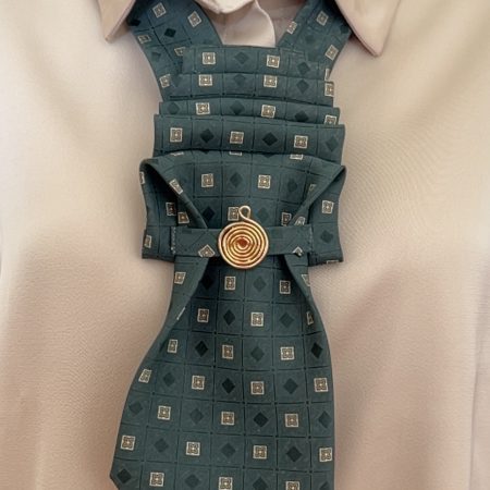 Pendant Elegant dark green patterned silk tie accessory adorned with a golden brooch