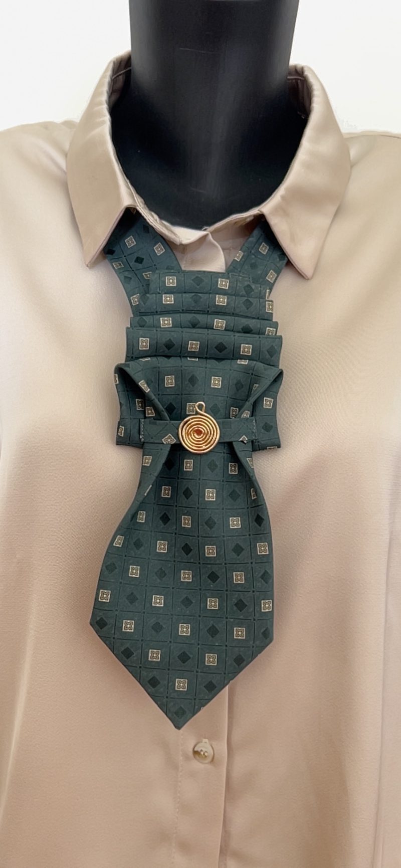 Pendant Elegant dark green patterned silk tie accessory adorned with a golden brooch