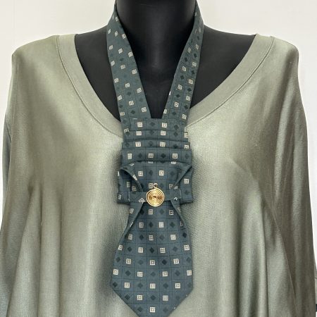 Pendant Elegant dark green patterned silk tie accessory adorned with a golden brooch