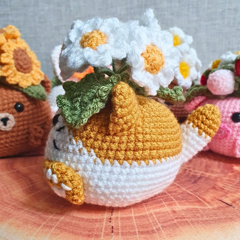 Amigurumi Cat Flower Pot Decoration With Daisies