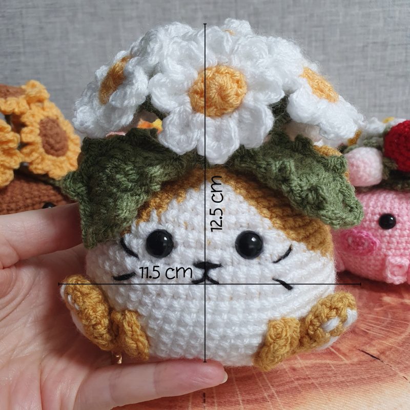 Amigurumi Cat Flower Pot Decoration With Daisies