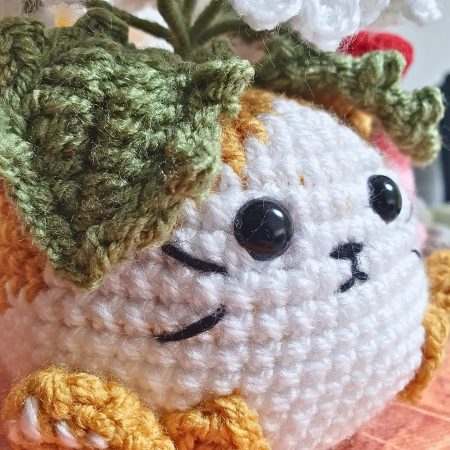 Amigurumi Cat Flower Pot Decoration With Daisies