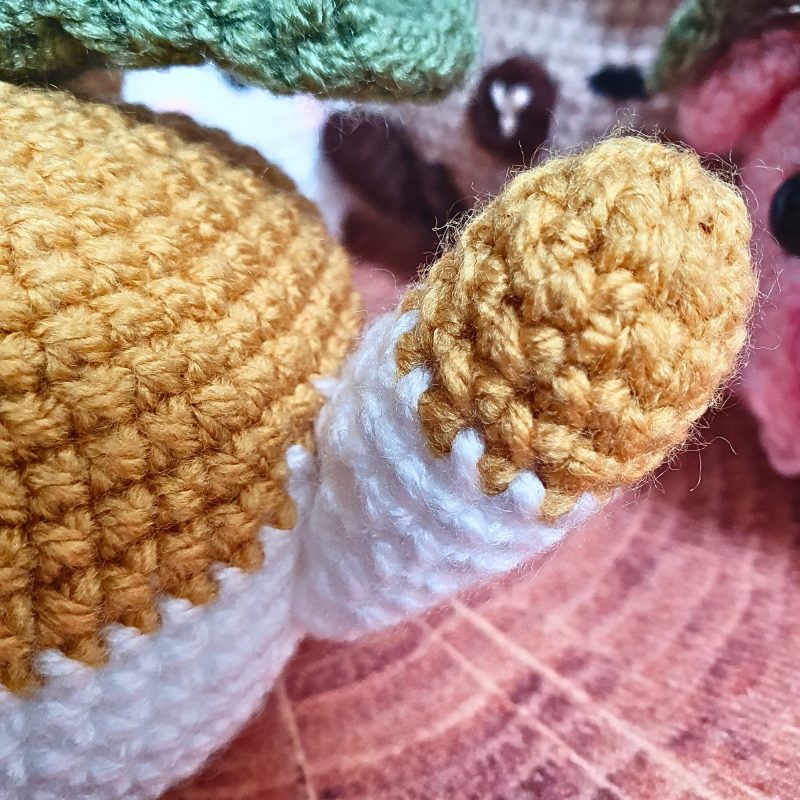 Amigurumi Cat Flower Pot Decoration With Daisies