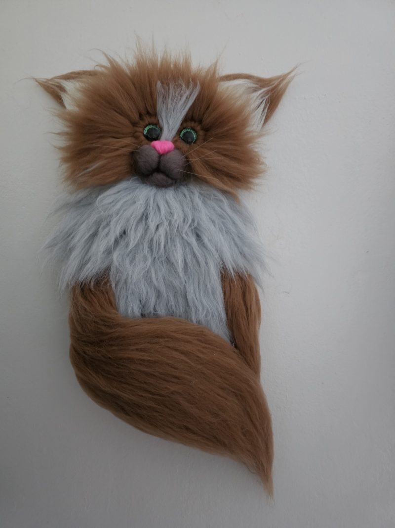 Macrame cat in two shades of brown
