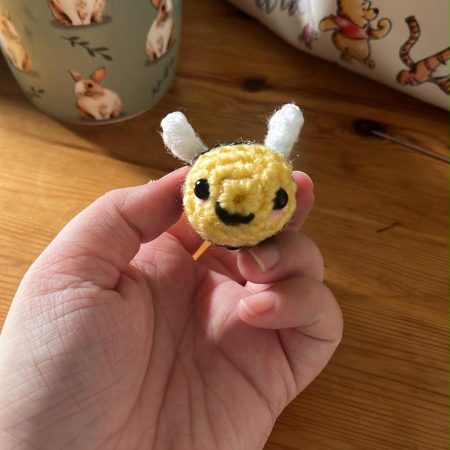 Crotchet bee keyring