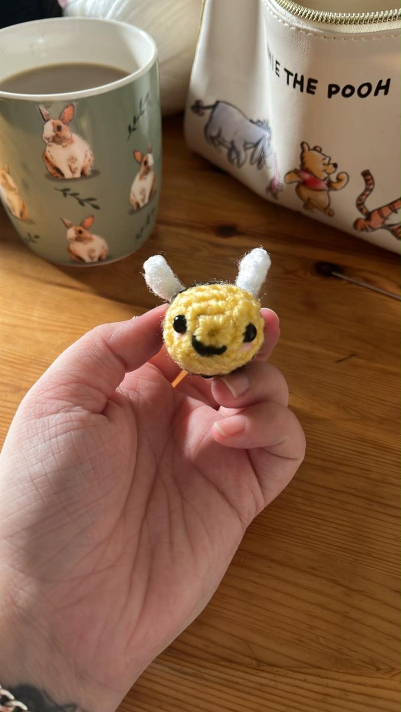 Crotchet bee keyring