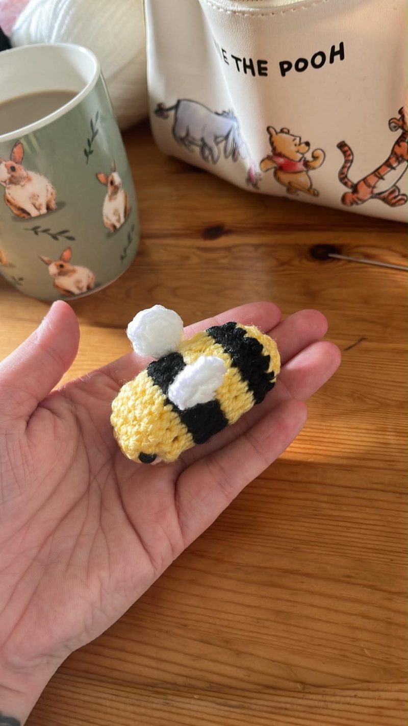 Crotchet bee keyring