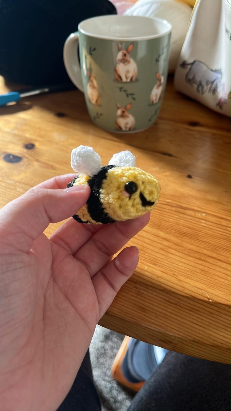 Crotchet bee keyring