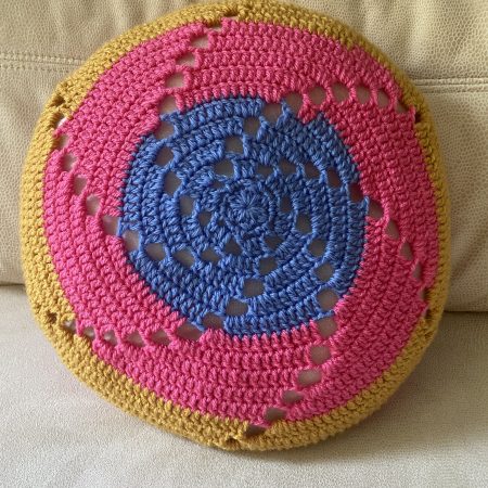 Crochet round removable cushion cover