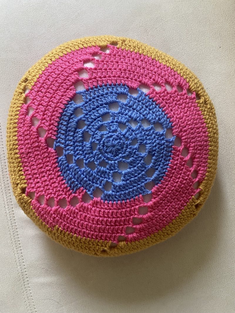 Crochet round removable cushion cover