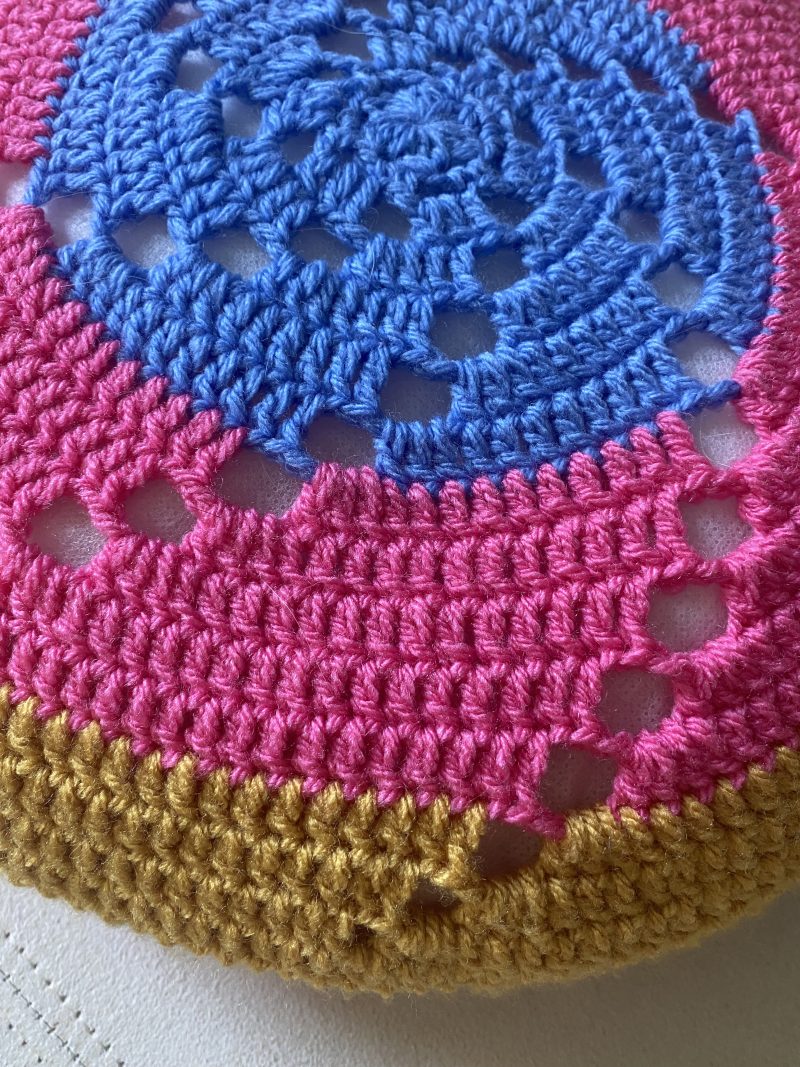 Crochet round removable cushion cover