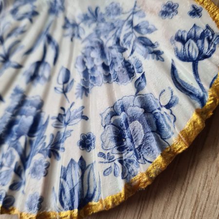Scallop shell trinket dish blue and white delft design gold edges