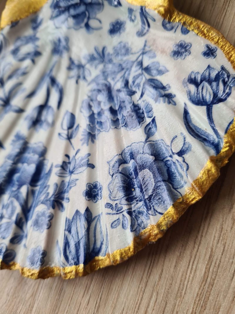 Scallop shell trinket dish blue and white delft design gold edges