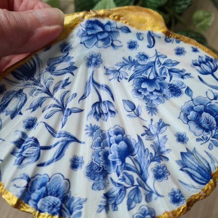 Scallop shell trinket dish blue and white delft design gold edges