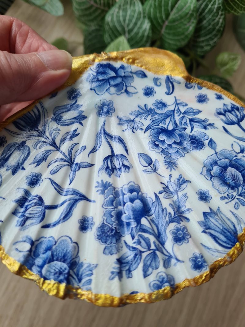 Scallop shell trinket dish blue and white delft design gold edges