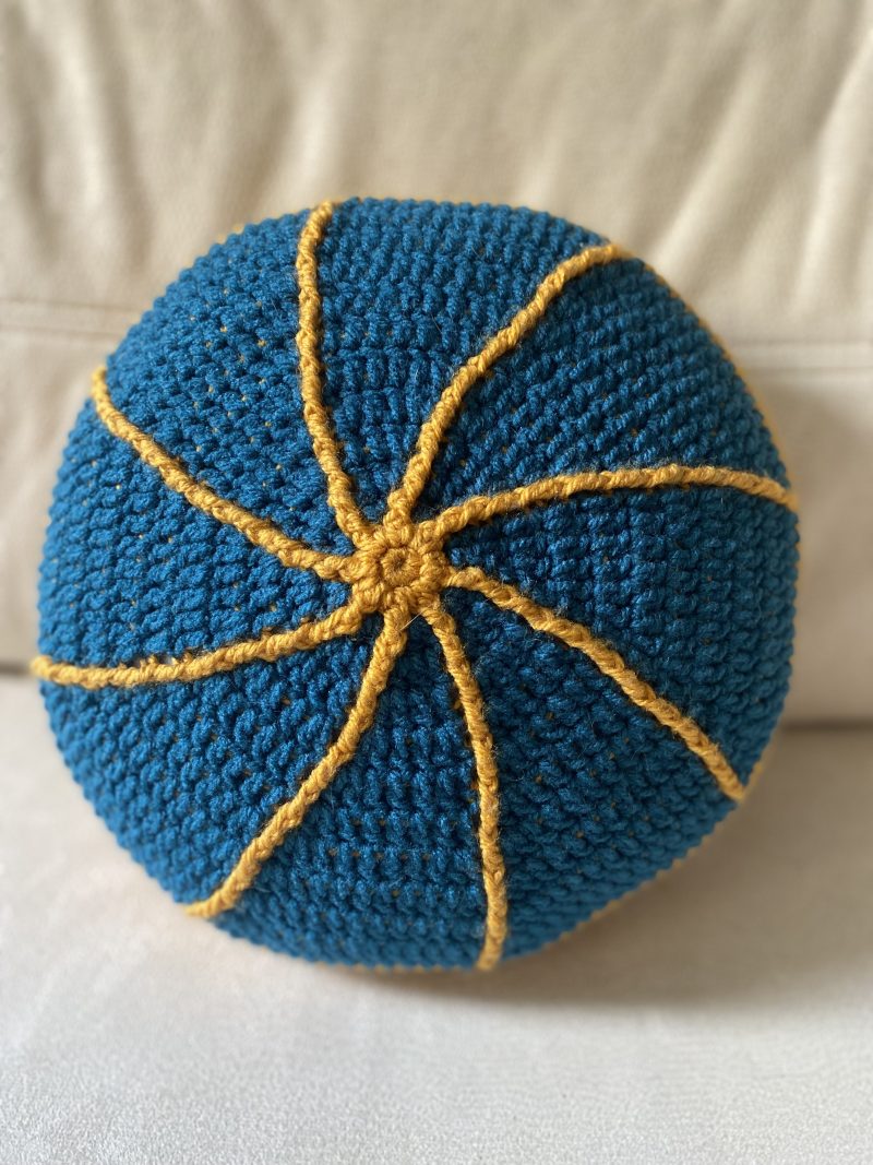 Crochet round removable cushion cover