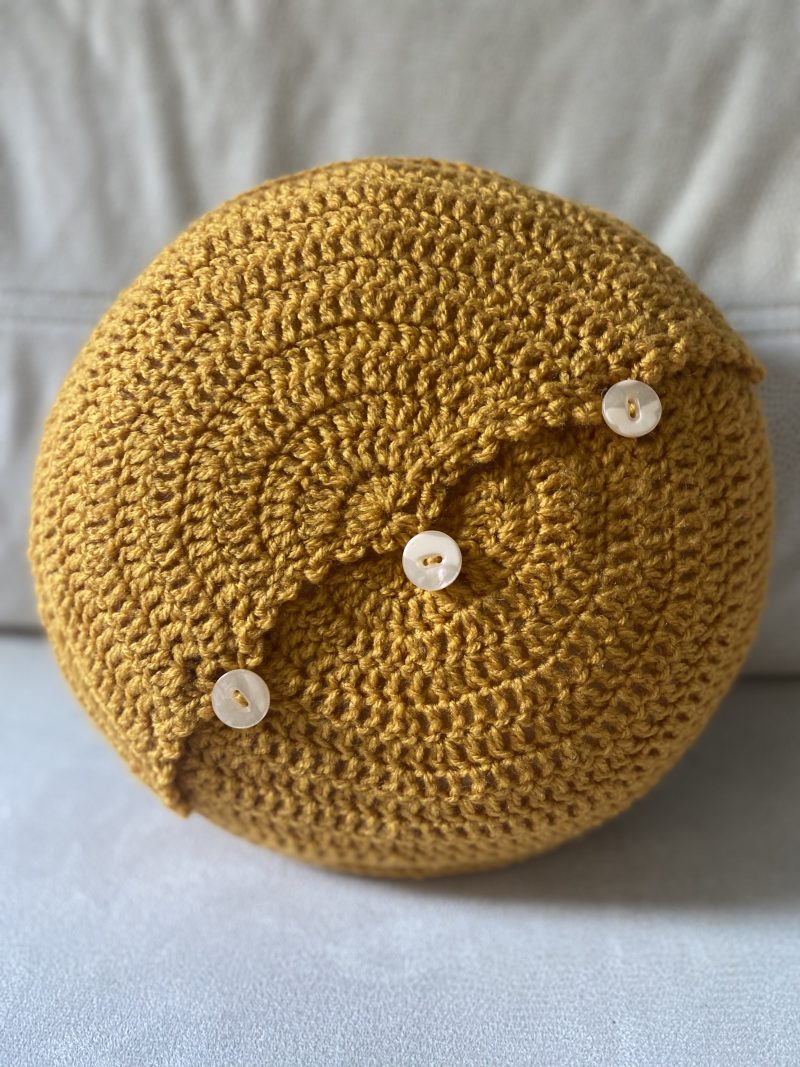 Crochet round removable cushion cover