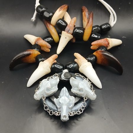 Hunter's Charms – Tooth & Claw: Deluxe | resin pendant | Fang, Claw, Skull | LARP, cosplay, theatre
