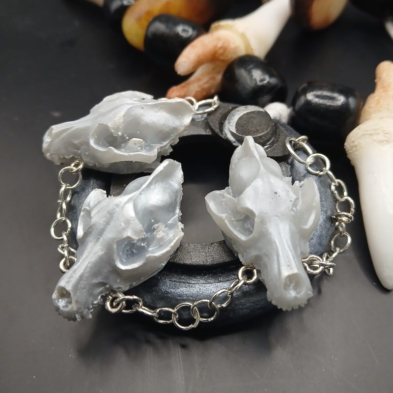 Hunter's Charms – Tooth & Claw: Deluxe | resin pendant | Fang, Claw, Skull | LARP, cosplay, theatre