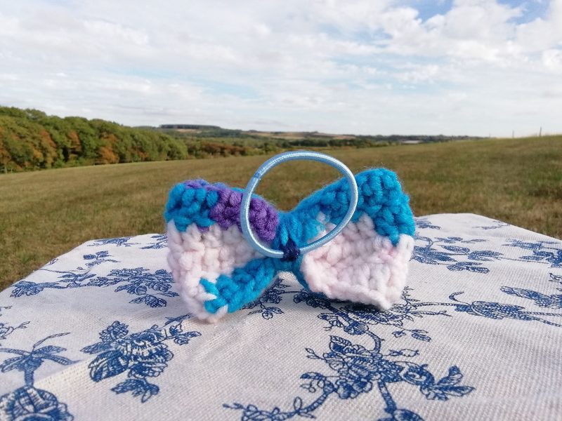 Crochet Bow, Medium Size, Clip / Band Fastener.
