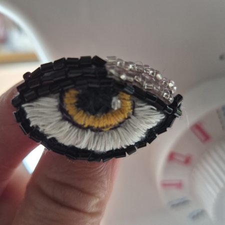 Little Eye - Hand embroidered brooch