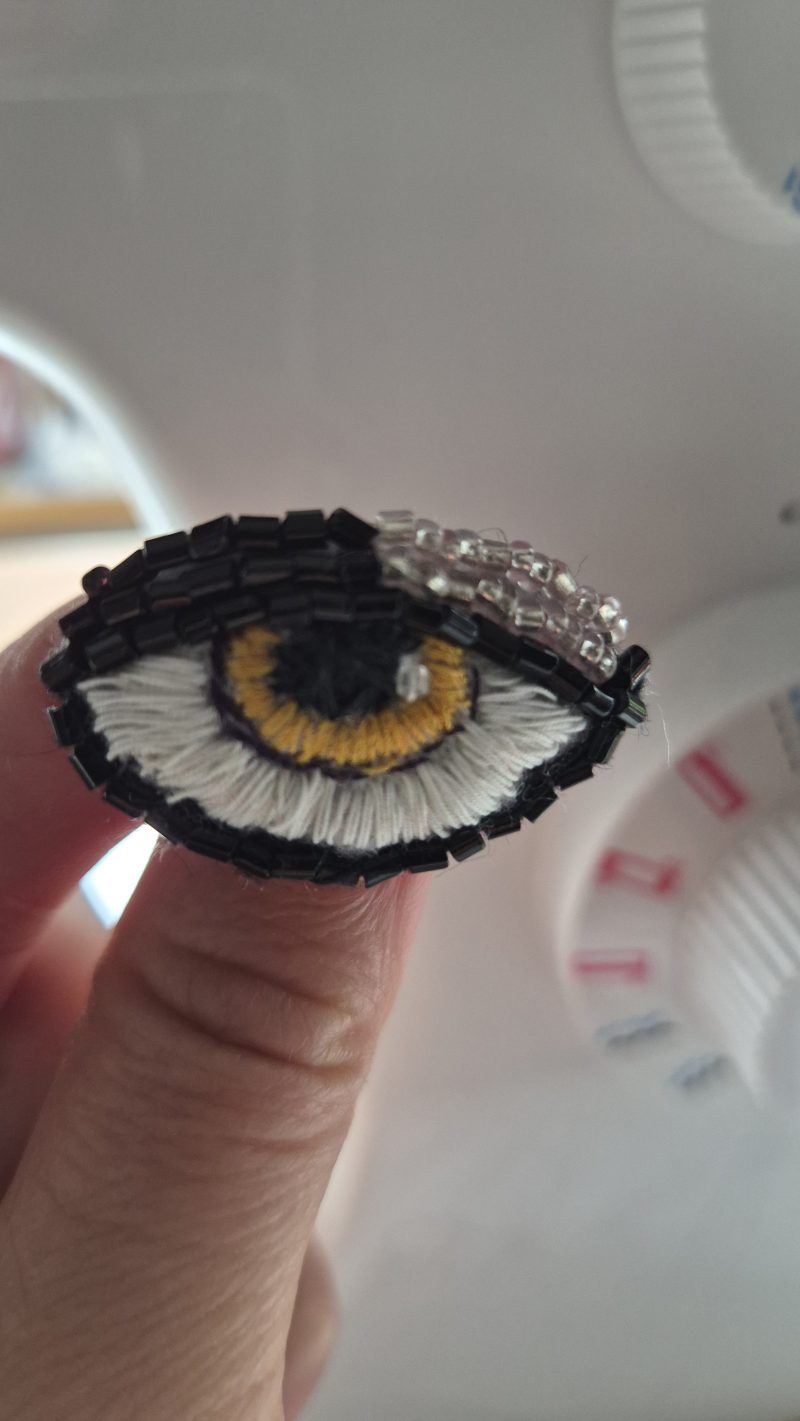 Little Eye - Hand embroidered brooch