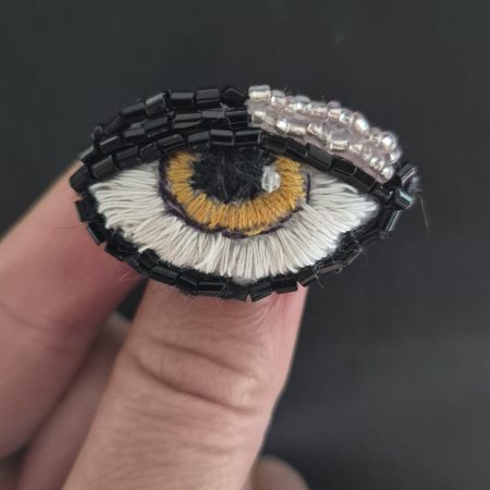 Little Eye - Hand embroidered brooch