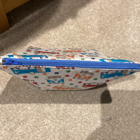Small/Medium White Multicoloured Campervan Print Fabric Zipped Lined Make Up Bag/Pouch Why not brighten up your holiday essentials with this gorgeous White Multicoloured Campervan Print Fabric Zipped Lined Make Up Bag/Pouch.