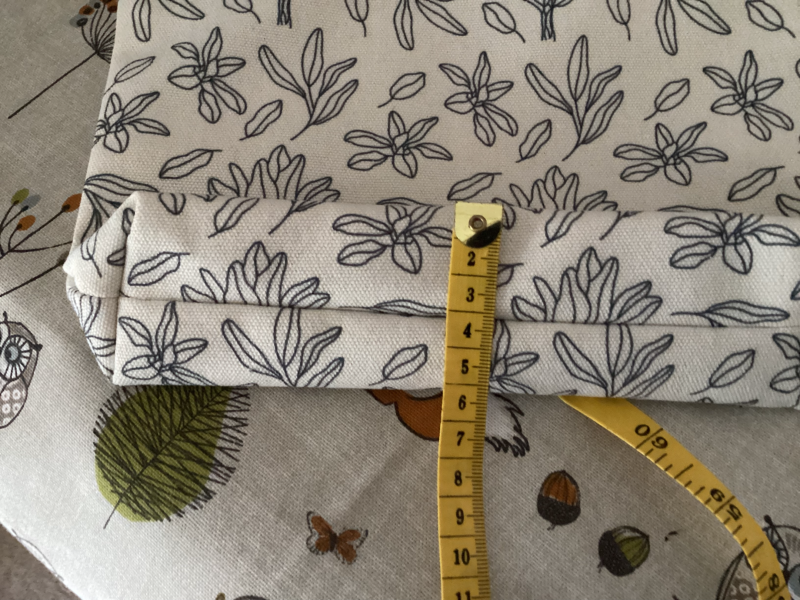 Medium Sized Cream Zipped Lined Durable Thick Fabric Make Up Bag/Pouch/Purse