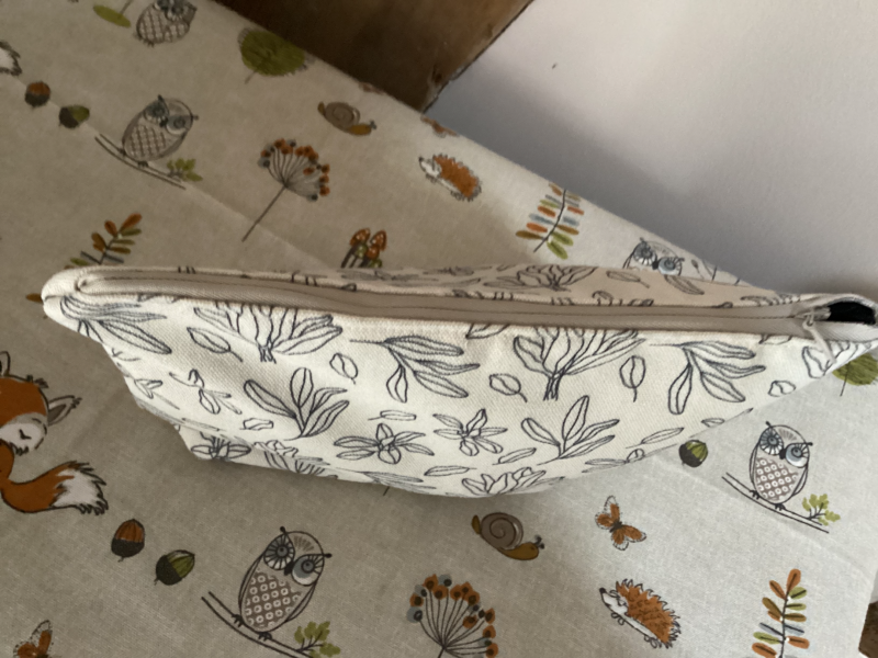 Medium Sized Cream Zipped Lined Durable Thick Fabric Make Up Bag/Pouch/Purse