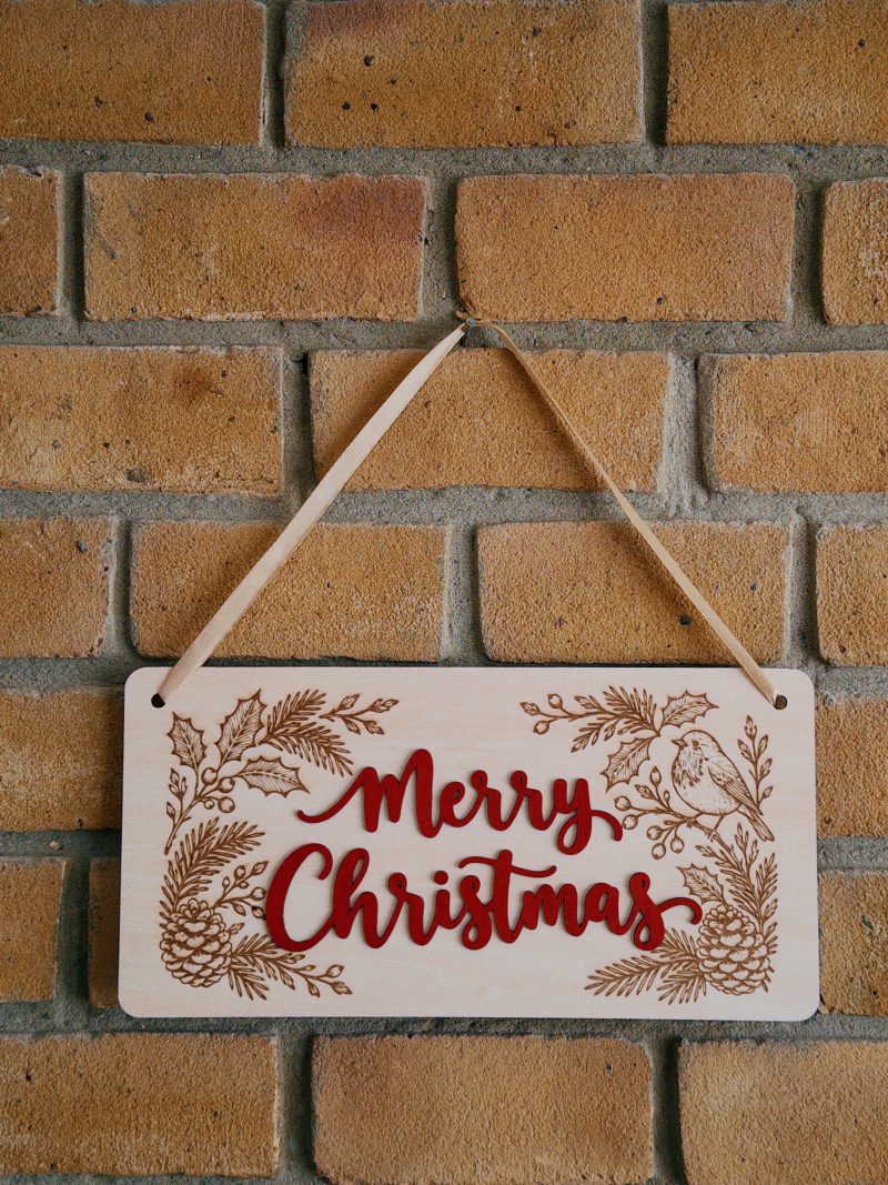 Robin Merry Christmas Wooden Hanging Sign – Engraved Woodland Plaque