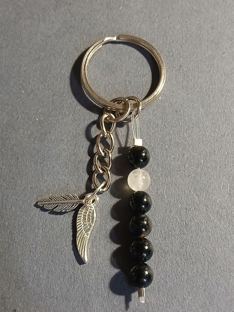 Beaded keyring with wings and with natural crystals.