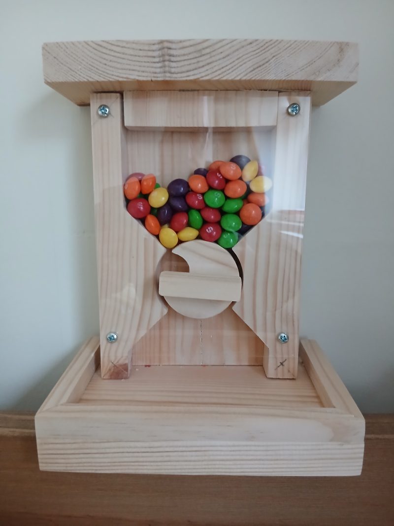 Sweet dispenser, made from natural 25redwood
