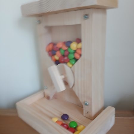 Sweet dispenser, made from natural 25redwood