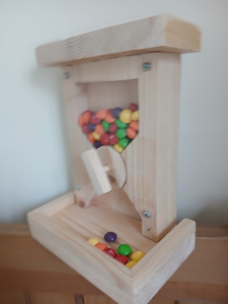 Sweet dispenser, made from natural 25redwood